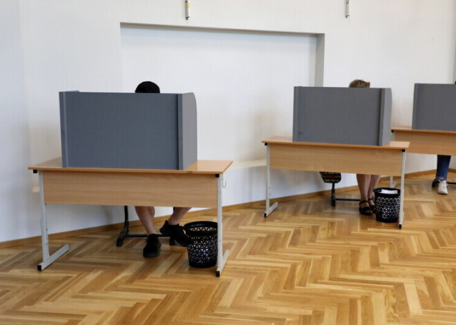 Полиция в субботу начала две проверки возможной покупки голосов в Алуксненском и Айзкраукльском краях