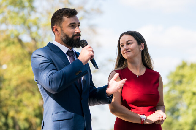 “Esmu ieguvusi fitnesa trenera augstāko izglītību. Kopā ar Edgaru pirms diviem gadiem arī pabeidzām maģistrus – viņš kā hokeja treneris, es kā sporta organizācijas vadītājs. Daru gan visu operatīvo darbu, vadot uzņēmumu, gan arī individuāli trenēju klientus trenažieru zālē,” stāsta Ieva Masaļska.