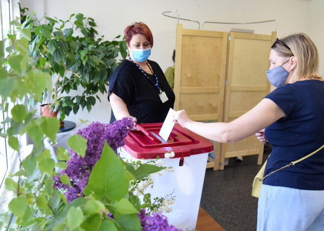 Pašvaldību vēlēšanas 686. vēlēšanu iecirknī Ogres mūzikas skolā.