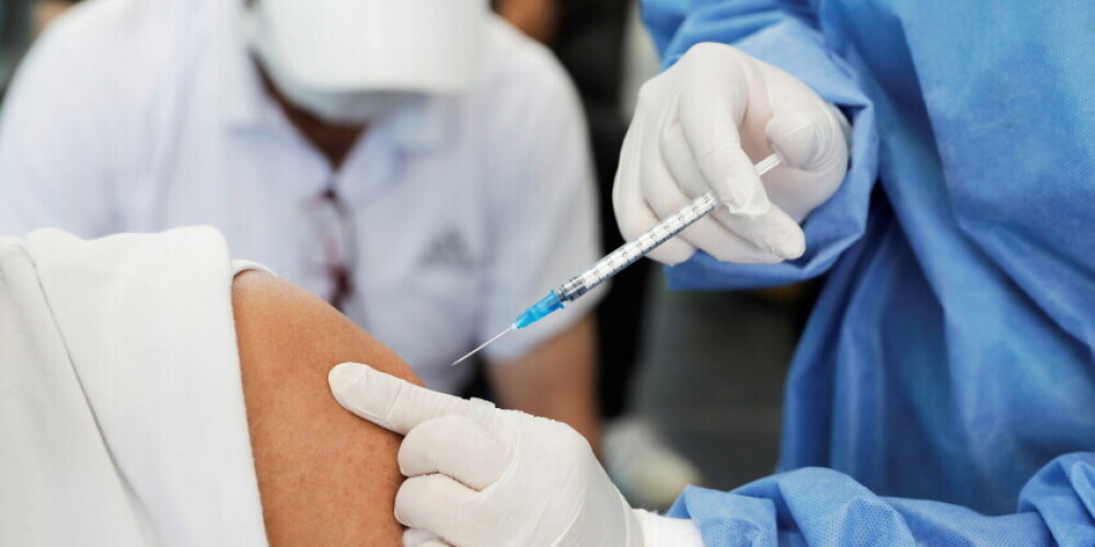 Четвертую неделю подряд прививки получают не менее 100 000 жителей Латвии