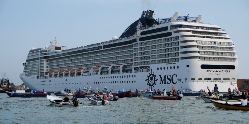 Kā milzīgs kauna traips Venēcijā iebrauc kruīza kuģis. Vietējie jūtas valdības apmuļķoti