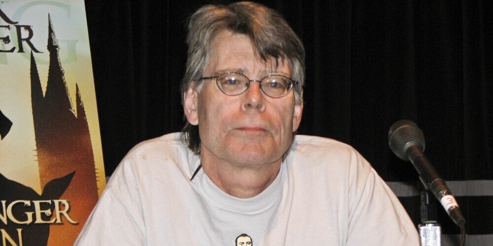 Сти́вен Э́двин Кинг (англ. Stephen Edwin King; род. 21 сентября 1947, Портленд, Мэн, США) — американский писатель, работающий в разнообразных жанрах,включая ужасы, триллер, фантастику, фэнтези, мистику, драму; получил прозвище «Король ужасов». Продано более 350 миллионов экземпляров его книг, по которым было снято множество художественных фильмов и сериалов, телевизионных постановок, а также нарисованы комиксы. Кинг опубликовал 60 романов, в том числе семь под псевдонимом Ричард Бахман, и 5 научно-популярных книг.Он написал около 200 рассказов, большинство из которых были собраны в девять авторских сборников. Действие многих произведений Кинга происходит в его родном штате Мэн.