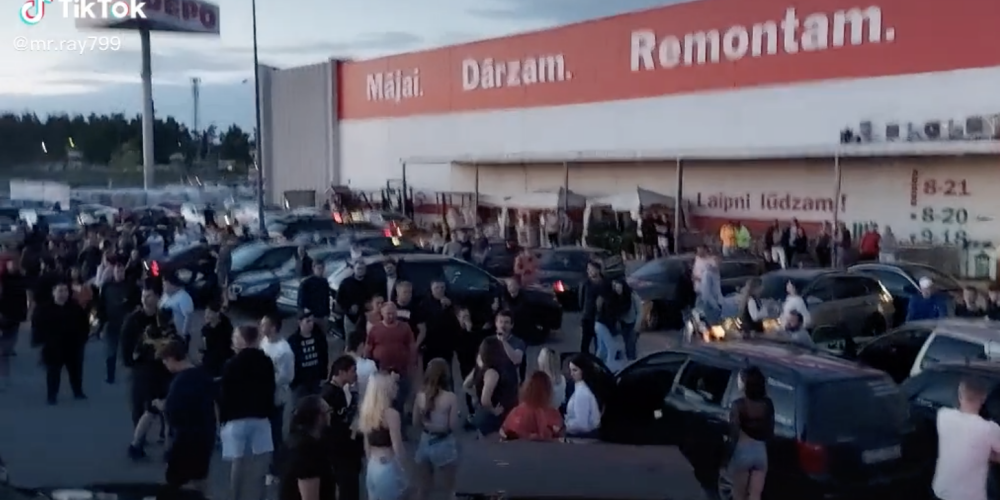ВИДЕО: около тысячи людей устроили вечеринку на автостоянках Риги в выходные