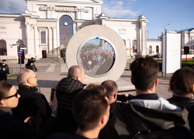 FOTO. Viļņā uzstādīts portāls uz citu valsti