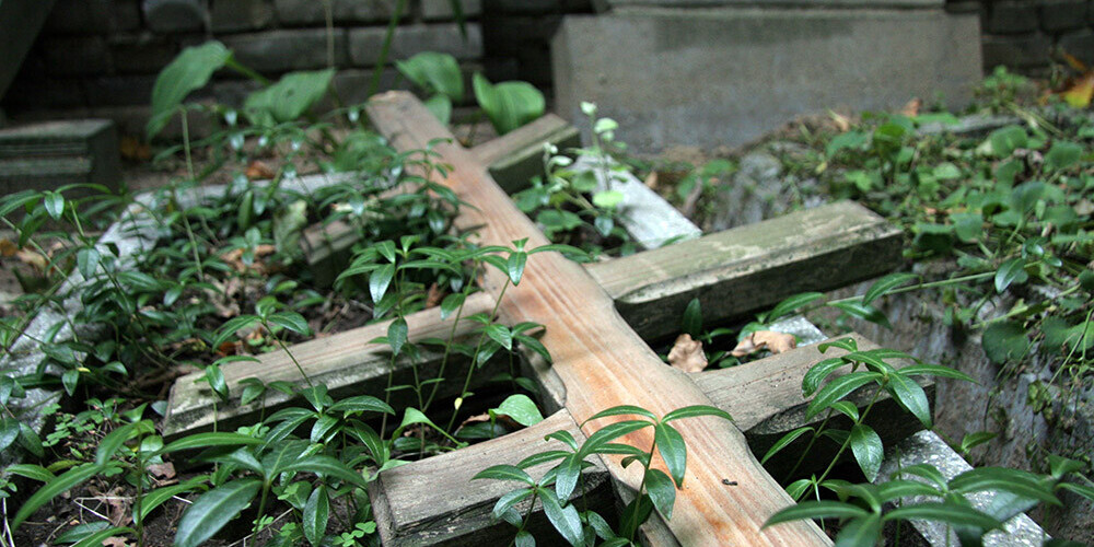 Rēzeknes novadā par kapu apgānīšanu aizturēti divi mazgadīgi zēni