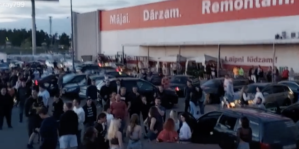 VIDEO: aptuveni tūkstotis cilvēku sarīko ballītes Rīgas veikalu stāvlaukumos