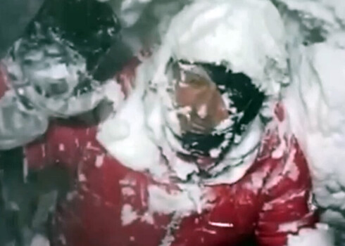 Elbrusā no ledus plaisas izglābtais alpīnists: "Šodien ir mana otrā dzimšanas diena"
