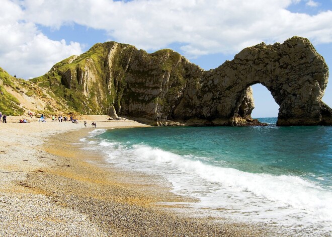 "Durdle Door" Dorsetā ir dabiski radusies kaļķakmens arka jūras piekrastē. Teritorija ir privāta, taču atvērta publiskai apskatei. Dabas objekts un satriecošie skati aizrauj ne viena vien tūrista elpu.