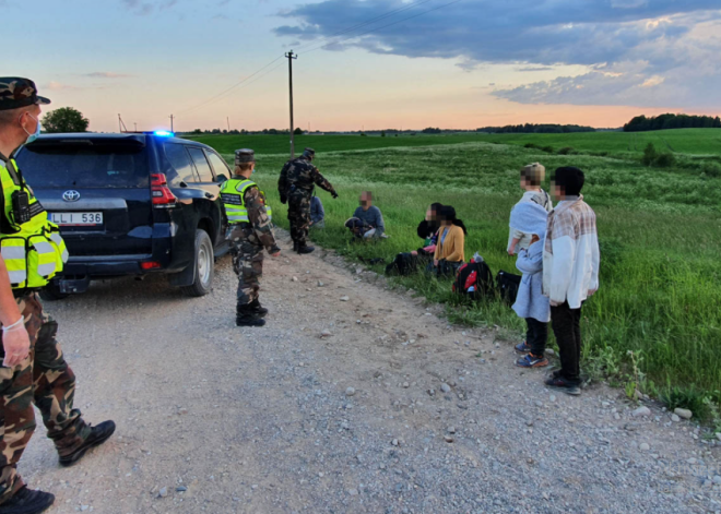 Tagad ikdienu Lietuvas robežsardze notver pāris desmitus nelegālos imigrantus, kuri Eiropas Savienībā vēlas nokļūt no Baltkrievijas puses.