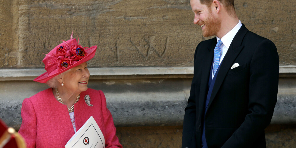 Karaliene Elizabete II un princis Harijs.