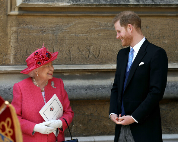 Karaliene Elizabete II un princis Harijs.