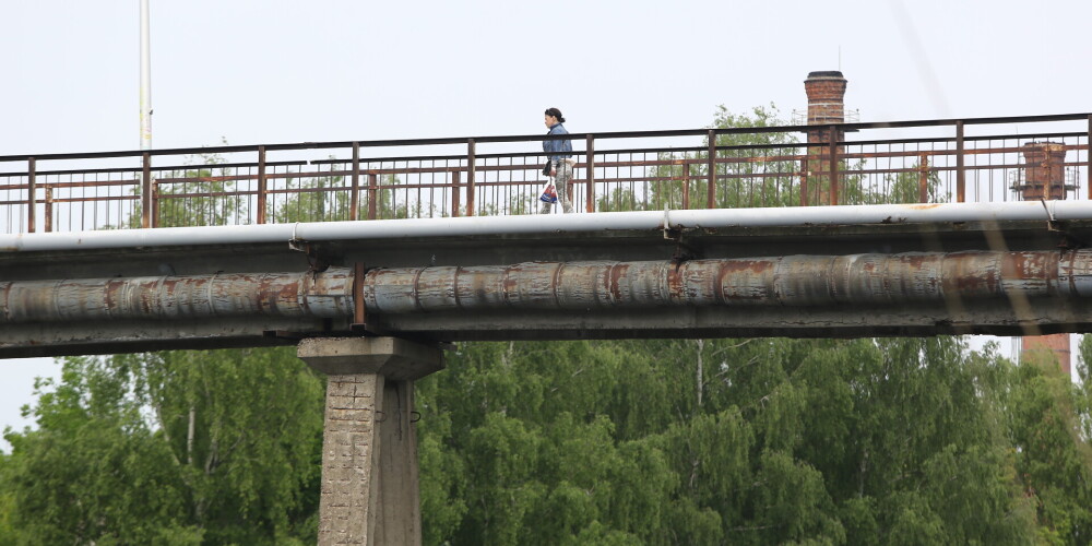 FOTO: Rīgas tilts, kas nevienam nepieder – iedzīvotāji Zunda kanāla slēgto pārvadu joprojām izmanto ikdienas gaitām