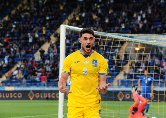 FOTO: Krieviju pamatīgi sanikno Ukrainas futbola izlases jaunās formas