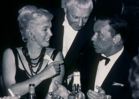 Merilina Monro un Frenks Sinatra (pa labi).