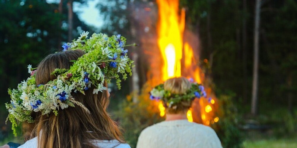 Лиго (латыш. Līgo) или Янов день (латыш. Jāņi) — латышский народный праздник. Отмечается в ночь с 23 на 24 июня и считается одним из самых больших и популярных праздников среди латышей. День перед Лиго называют Зелёным днём или днём Лиги (Лига — латышское женское имя). Включен в Культурный канон Латвии.