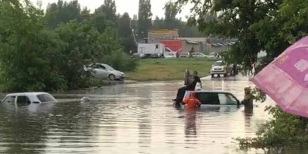 ВИДЕО: сильный ливень утопил машины и заставил жителей пересекать город вплавь