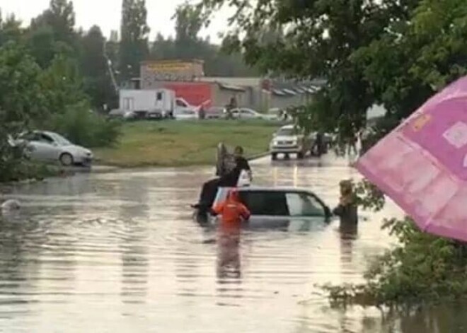 ВИДЕО: сильный ливень утопил машины и заставил жителей пересекать город вплавь