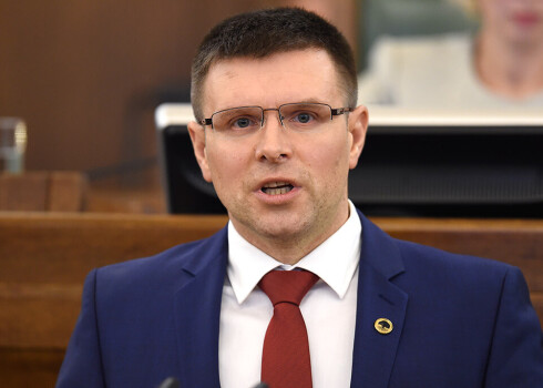 "Mēs pašlaik redzam politiskā lēmuma sekas, kuras tika īstenotas desmit gadus atpakaļ, kad Policijas akadēmija tika likvidēta," norādīja Saeimas Aizsardzības, iekšlietu un korupcijas novēršanas komisijas priekšsēdētājs Juris Rancāns.