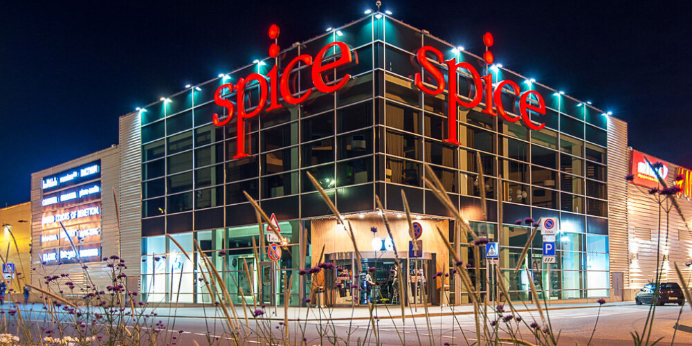 В Spice можно найти 219 брендов, среди которых популярные Zara, Massimo Dutti, H&M, Ecco, Högl, Tommy Hilfiger, Guess и такие уникальные марки, как Sandro, Maje, Hugo, Michael Kors, Marella, iBlues, Weekend Max Mara, Max&Co, Kiehl’s, Armani Exchange и другие.В отдельном здании на территории Spice находится т/ц Spice Home, где, в свою очередь, расположились магазины предметов интерьера и стиля жизни – Alan Deko, Jysk, Elkor, Bosch, Dormeo Home и др.Spice – место для тех, кто хочет быть вечно молодым в своих интересах, мышлении, освоение новых тенденций моды, интерьера и образа жизни, а также в получении удовольствия от жизни. Мы уважаем смелый выбор и желание научиться чему-то новому новому – Spice предлагает мастер-классы, фестивали streetfood, концерты любимой музыки и другие мероприятия, где можно найти радость и вдохновение.