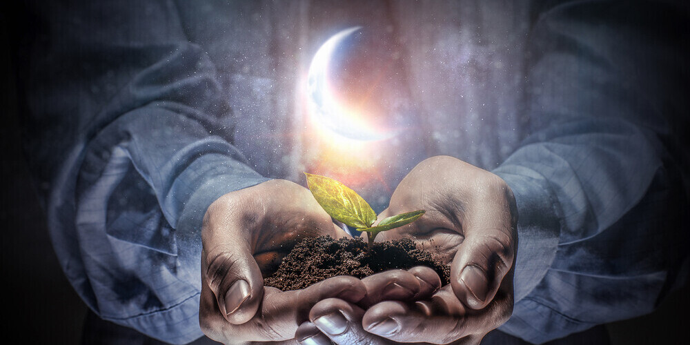 Новолу́ние (лат. Luna nova, novilunium) — фаза Луны, при которой её эклиптическая долгота такая же, как у Солнца. Таким образом, в это время Луна находится между Землёй и Солнцем примерно на одной прямой с ними. Если они находятся точно на одной прямой, происходит солнечное затмение.Луна при новолунии не видна на ночном небе, поскольку она в это время очень близка к Солнцу на небесной сфере (не дальше 5°) и при этом повёрнута к нам ночной стороной. Но иногда её можно увидеть на фоне солнечного диска (солнечное затмение). Кроме того, спустя некоторое время (обычно около двух дней) после или до новолуния при очень ясной атмосфере всё-таки можно заметить диск Луны, освещённый отражённым от Земли слабым светом (пепельный свет Луны).Интервал между новолуниями составляет в среднем 29,530589 суток (синодический месяц).