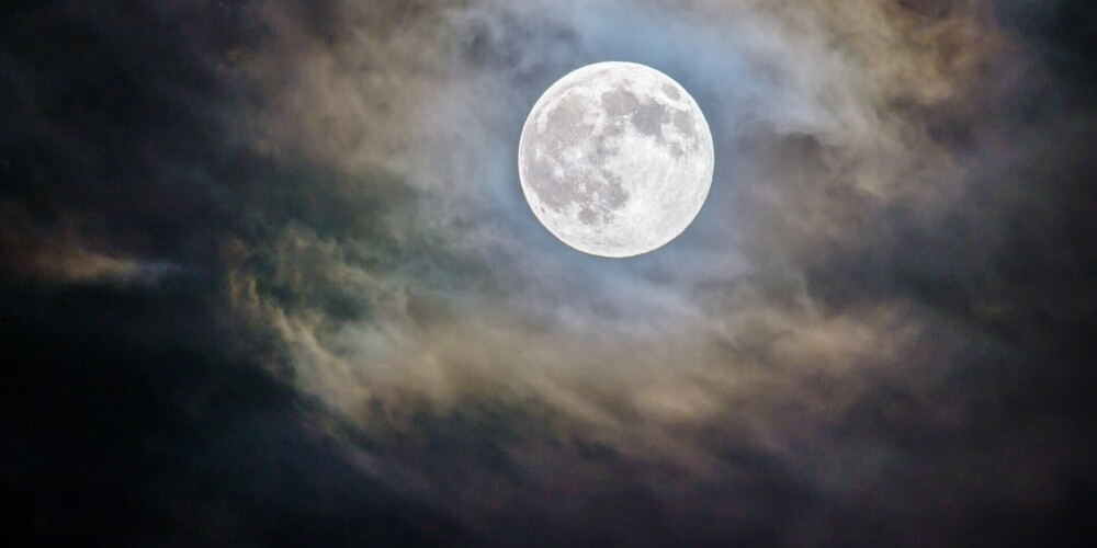 Полнолу́ние (лат. Luna plena, plenilunium) — фаза Луны, при которой разность эклиптических долгот Солнца и Луны равна 180°. Это означает, что плоскость, проведённая через Солнце, Землю и Луну, перпендикулярна плоскости эклиптики. Если все три объекта находятся на одной линии, происходит лунное затмение. Луна в полнолунии имеет вид полностью освещённого круга.В астрономии момент полнолуния рассчитывается с очень высокой точностью. В быту полнолунием называют обычно период нескольких суток, в течение которых Луна визуально почти не отличается от полной.Во время полнолуния в течение нескольких часов может происходить так называемый оппозиционный эффект: заметный рост яркости диска, несмотря на его неизменные размеры. Эффект объясняется полным исчезновением для земного наблюдателя теней на поверхности Луны (и некоторыми другими причинами). Максимальный блеск Луны во время полнолуния составляет −12,7m.