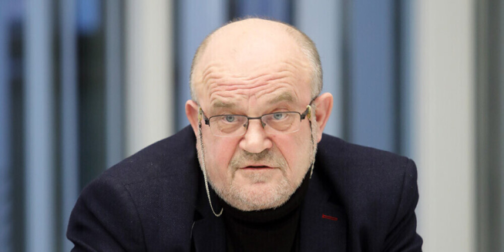 Я́нис Янович А́дамсонс (лат. Jānis Ādamsons; род. 3 ноября 1956, пос. Турки, Прейльский район, Латвийская ССР) — латвийский политик, депутат 6-го, 7-го и 10-го Сеймов Латвии, министр внутренних дел Латвии (ноябрь 1994—1995). Состоял в КПСС, партии «Латвийский путь», затем был заместителем председателя Латвийской социал-демократической рабочей партии (ЛСДРП), позднее перешёл в Центр согласия. Воинское звание — капитан второго ранга.