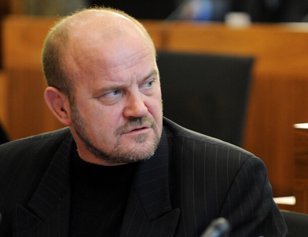 Šobrīd Ādamsons darbojas Saeimas Aizsardzības, iekšlietu un korupcijas novēršanas komisijā un viņam nav Satversmes aizsardzības biroja izsniegta pielaide valsts noslēpumam.