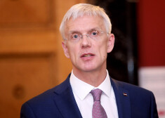 "Tam jāpieliek punkts," pauda Kariņš.