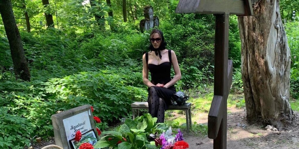 Алена Водонаева пришла на могилу в платье с декольте, чем шокировала подписчиков