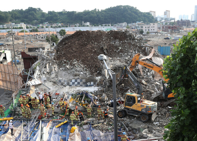 Видеорегистратор снял, как 5-этажный дом обрушился в паре метров от машины и раздавил автобус с пассажирами