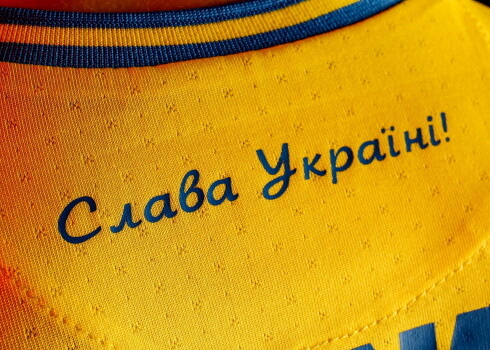 UEFA liek Ukrainai noņemt saukli "Varoņiem slava!" no spēļu krekliem