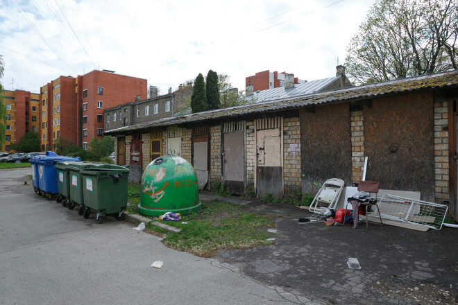 Šķūnīši atrodas uz mājai Rusova ielā 26 piederošā zemes gabala.