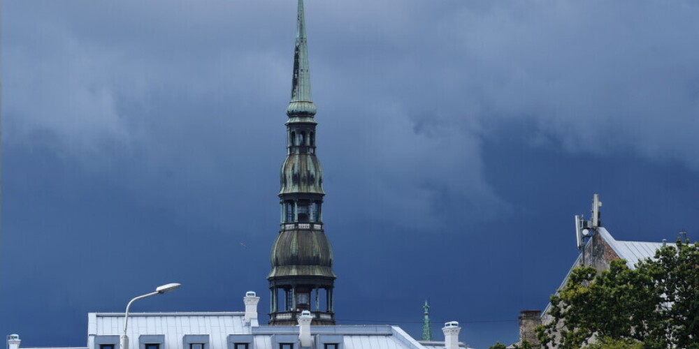 Прогноз погоды: в пятницу в Латвии местами будут дожди, град и сильный ветер