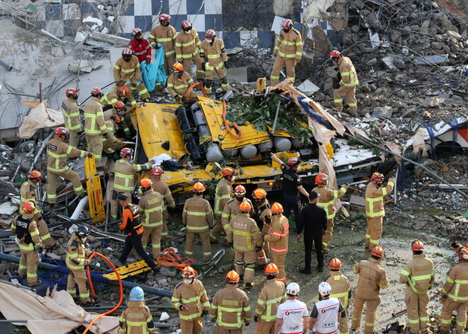 Dienvidkorejā ir gājuši bojā vismaz deviņi cilvēki, kad nojaukšanā esoša piecstāvu ēka pēkšņi sagruva, sadragājot autobusu. Katastrofa notika Gvandžu pilsētā uz dienvidrietumiem no Seulas, kad autobuss ar 17 cilvēkiem bija apstājies nojaucamās ēkas priekšā.