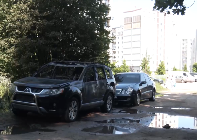 Случайность или преступление? В Плявниеках сгорели два автомобиля