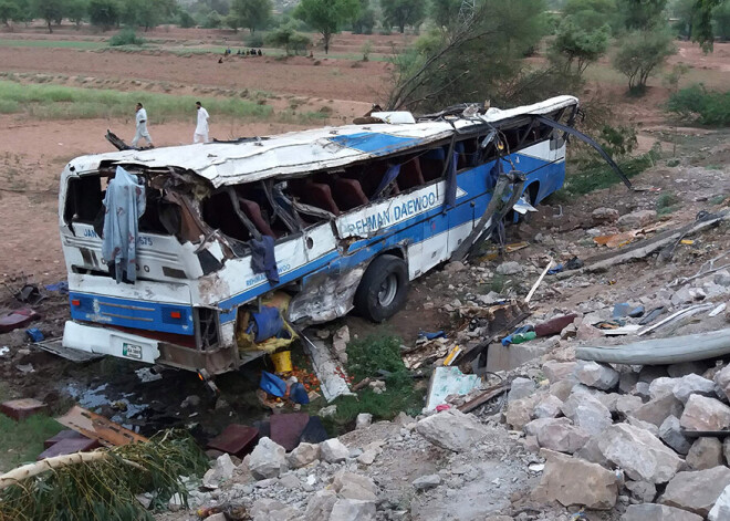 Autobusa avārijā Pakistānā gājuši bojā 19 svētceļnieki un daudzi ievainoti