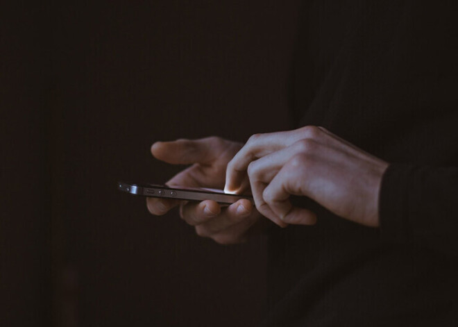 Gulbenē kādai sievietei no bankas konta ar viltu izkrāpti 1000 eiro; policija aicina uzmanīties