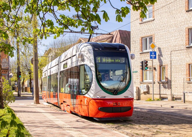 Liepājā, pakļūstot zem tramvaja, mirst jauniete