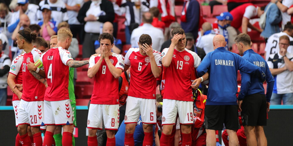 Dānis Ēriksens Eiropas futbola čempionāta spēlē tiek hospitalizēts; mačā pēc pārtraukuma uzvar Somija
