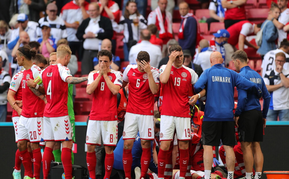 Dānijas izlases pussargs Kristians Ēriksens laukumā sabrūk Eiropas futbola čempionāta spēlē; spēle pārtraukta