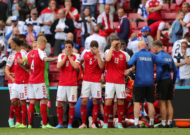 Dānis Ēriksens Eiropas futbola čempionāta spēlē tiek hospitalizēts; mačā pēc pārtraukuma uzvar Somija