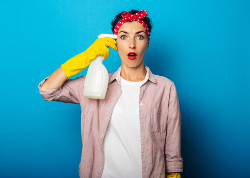 Atsakies no agresīviem mājas kopšanas un tīrīšanas līdzekļiem; tas attiecas arī uz vannasistabu un tualeti.