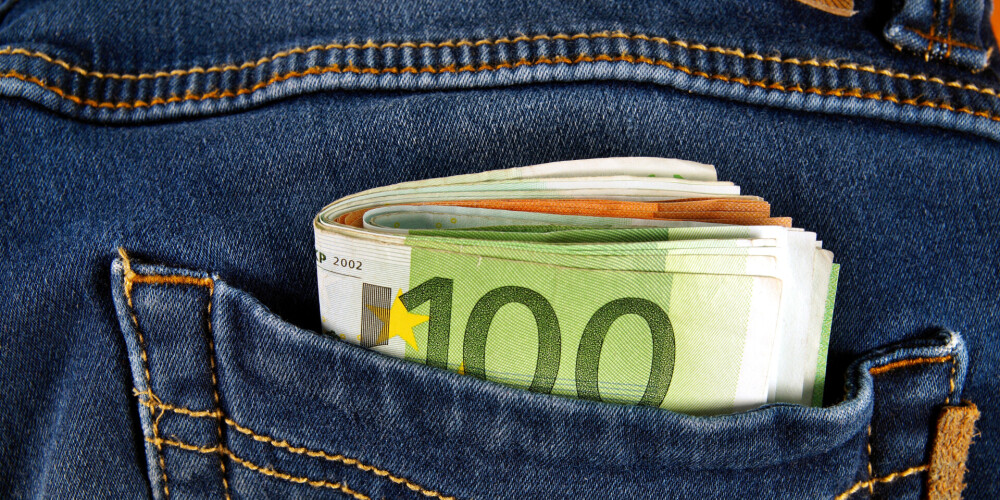 Людей с зарплатами от 4000 евро в месяц больше, чем до кризиса. Зарплаты в Латвии растут?