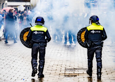 Šā gada janvāris Amsterdamā – policija tāpat kā 18. un 19. gadsimtā mēģina savaldīt satrakotu pūli, kas netic infekciju briesmām. 