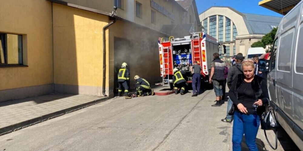 В здании возле Рижского центрального рынка вспыхнул пожар