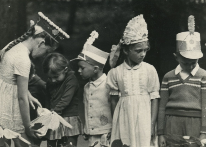 Jāņu svinības 1968. gadā Ceļu pārvaldes darbinieku vasarnīcā Jūrmalā, Bulduru prospektā, kad pirmo reizi plaši tika izmantoti jaunie aksesuāri – kreppapīra galvas rotas bērniem.