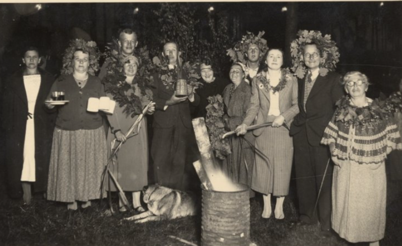 Juglas papīrfabrikas strādnieki 1941. gada Jāņos: padomju okupācija, nacistu iebrukums, deportācijas. 1941. gada jūnija skaudrajā ikdienā varēja rast arī kādu prieka mirkli.