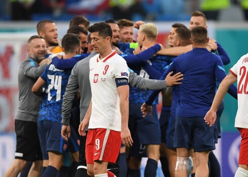 Евро-2020: Польша проиграла Словакии после автогола Щенсны