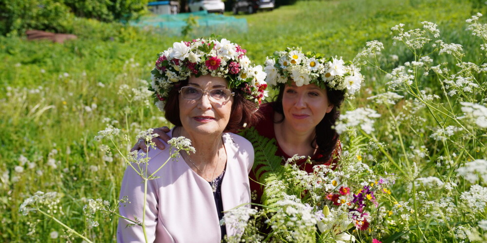 Aktrise un režisore Marija Bērziņa atveido Dagniju (filmā viņu tēloja Olga Dreģe), kuras vārds jaunajā iestudējumā ir Agnija.