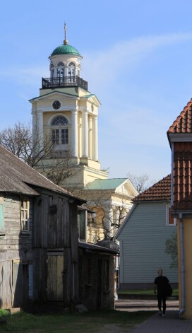 Ventspils luterāņu draudzē tiek mazgāta mācītāja “amorālā” rīcība. Kamēr ventspilnieki garīdznieka rīcībā neko nosodāmu nesaskata, viņa priekšniecība tajā saskata “nāves grēku”, par ko viņš būtu izraidāms no pilsētas. 